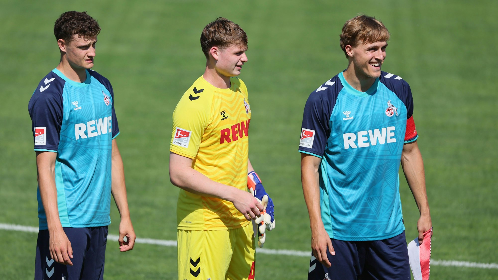 Die FC-Profis Eric Martel, Jonas Urbig und Timo Hübers am 27. Juli 2024 im Testspiel gegen Udinese Calcio. Am Freitag (2. August) geht es zum Start der 2. Bundesliga gegen den Hamburger SV.