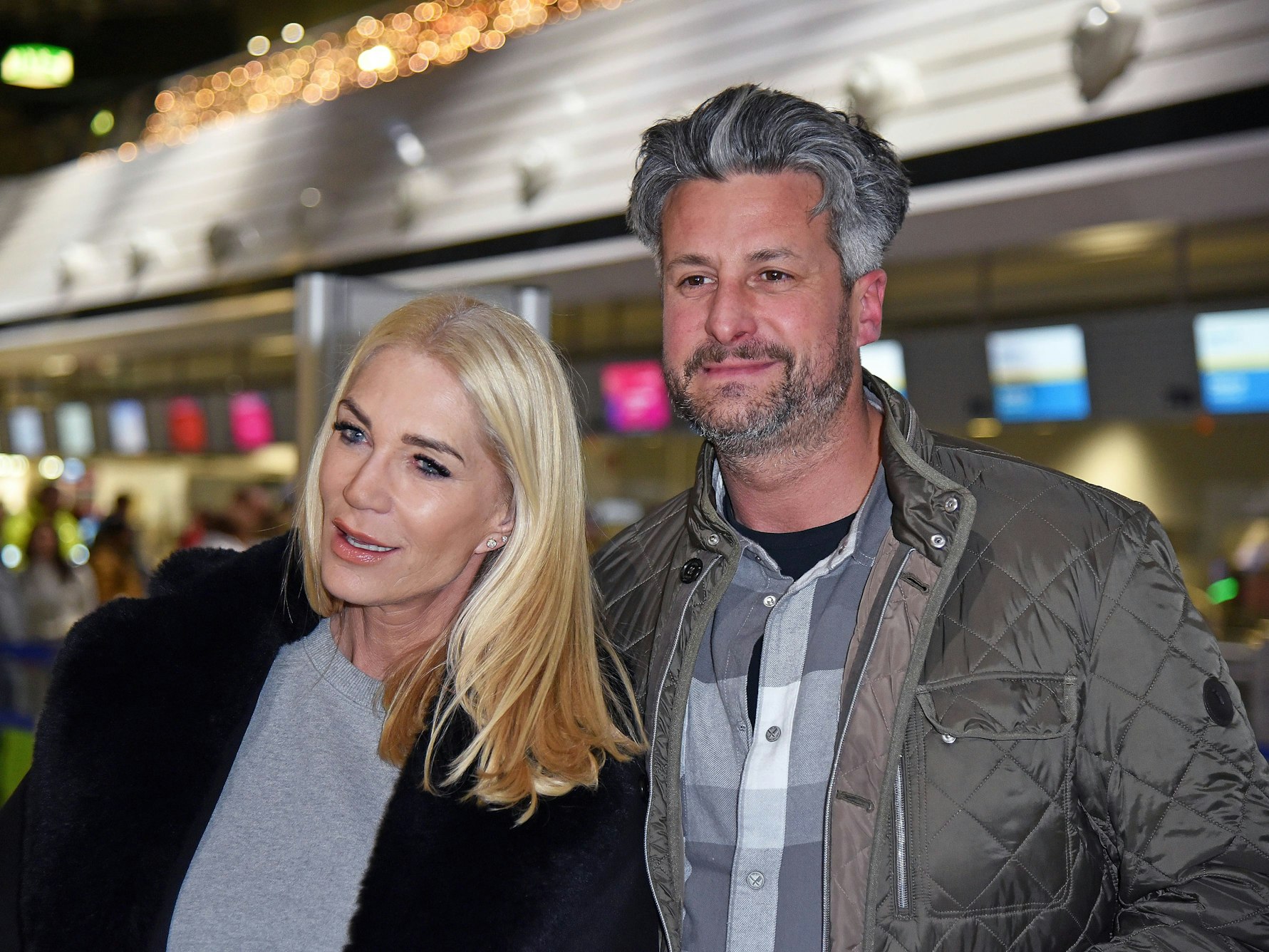 Sarah Kern ist mit ihrem Freund Tobias Pankow im „Sommerhaus der Stars“ dabei. Das Foto zeigt die beiden im Januar 2024 vor dem Abflug nach Australien, wo Sarah Kern ins Dschungelcamp einzog.