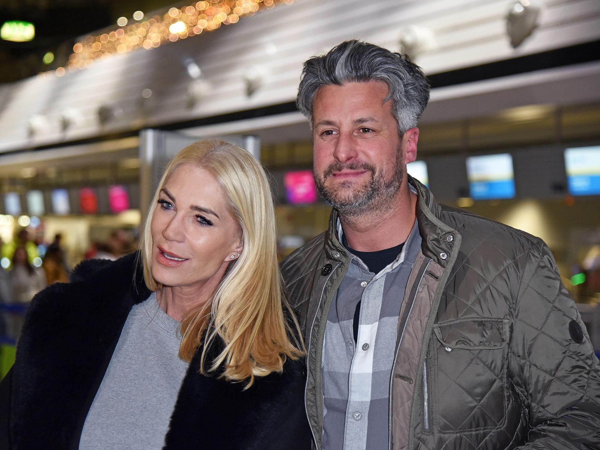 Sarah Kern ist mit ihrem Freund Tobias Pankow im „Sommerhaus der Stars“ dabei. Das Foto zeigt die beiden im Januar 2024 vor dem Abflug nach Australien, wo Sarah Kern ins Dschungelcamp einzog.