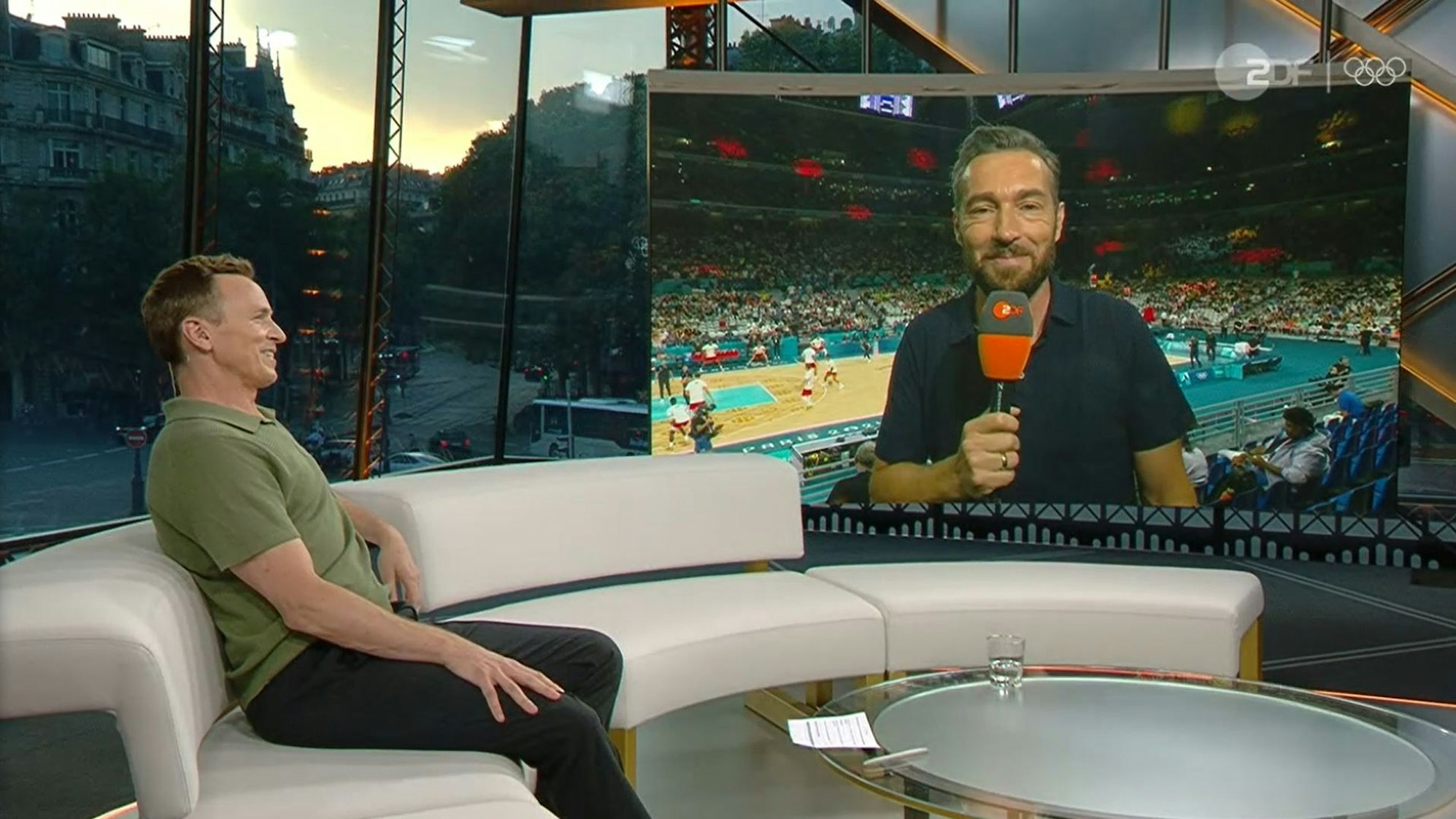 Die ZDF-Moderatoren Jochen Breyer (l.) und Sven Voss am Dienstag (30. Juli 2024) bei Olympia im Gespräch.