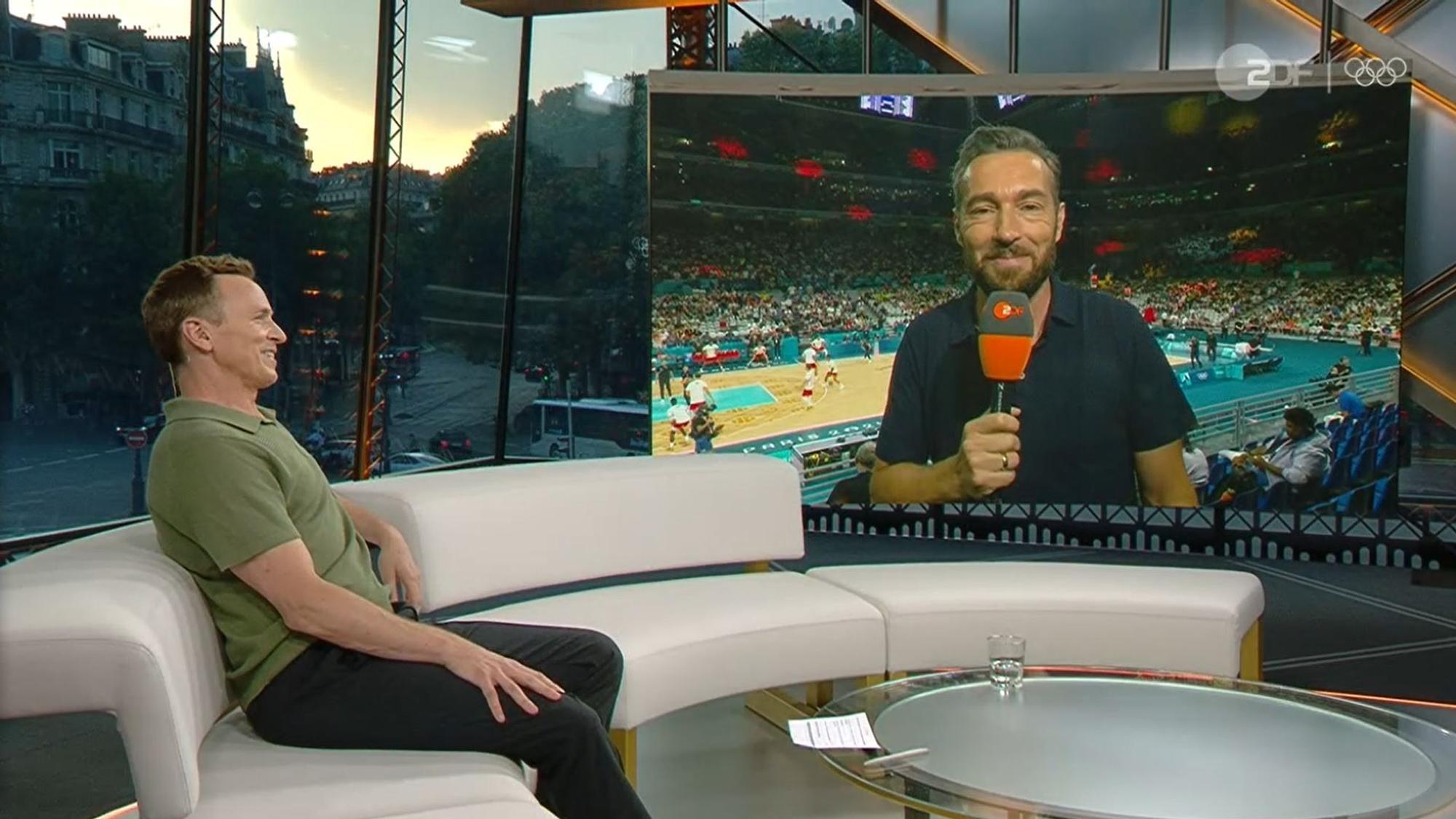 Die ZDF-Moderatoren Jochen Breyer (l.) und Sven Voss am Dienstag (30. Juli 2024) bei Olympia im Gespräch.