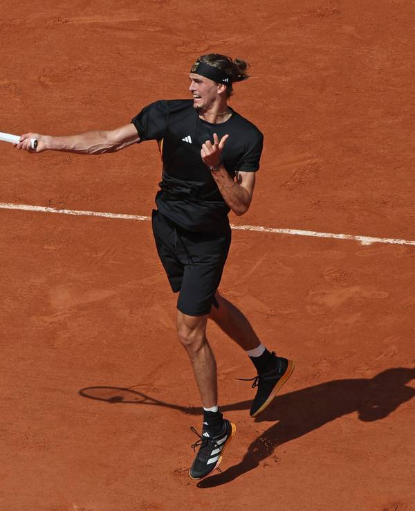 Alexander Zverev holt zum Schlag aus.