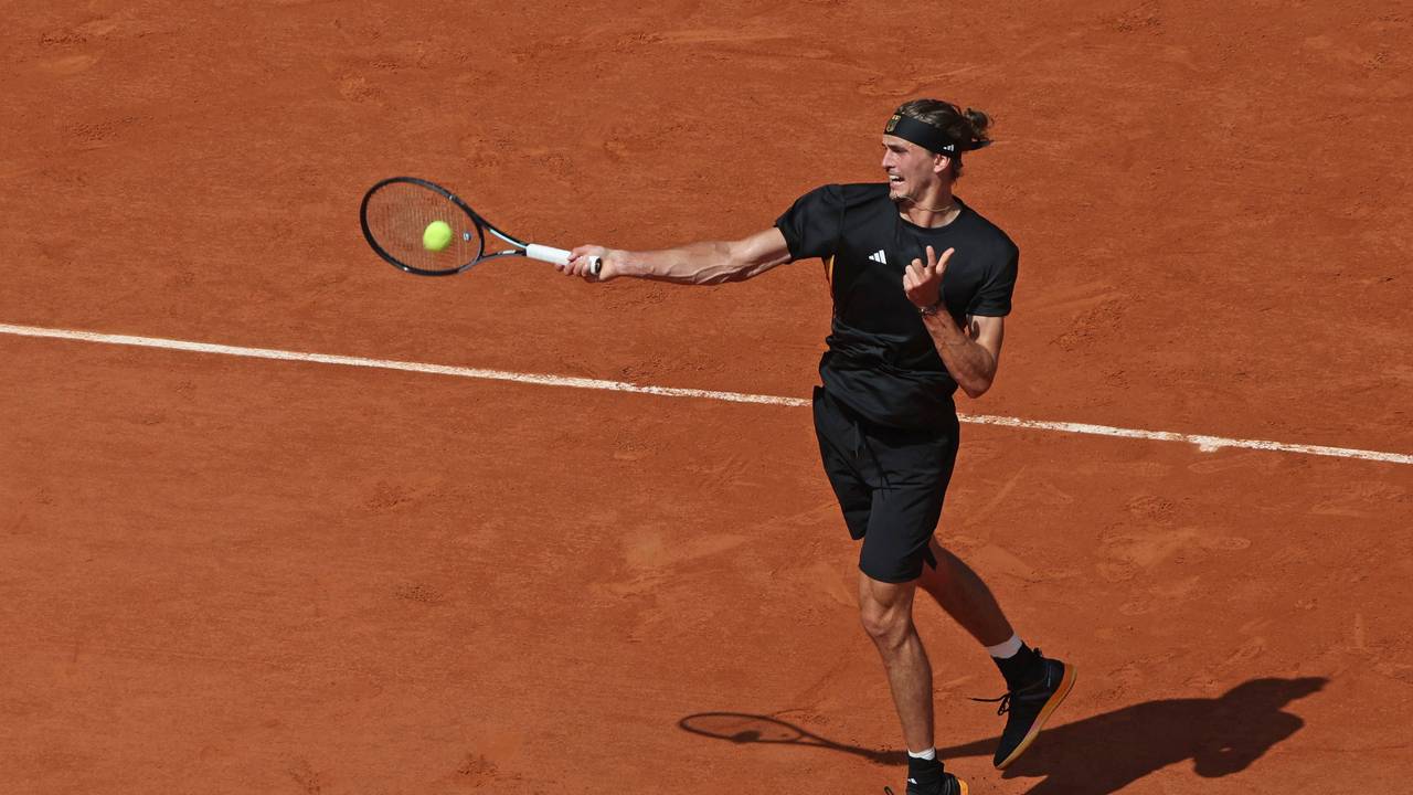 Alexander Zverev holt zum Schlag aus.