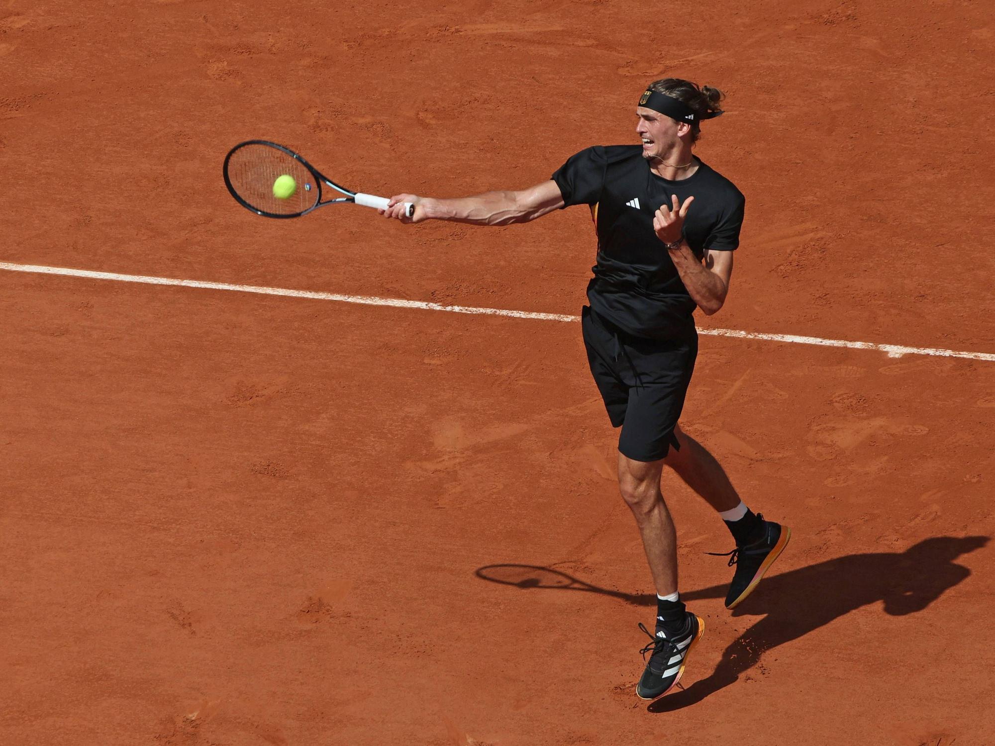 Alexander Zverev holt zum Schlag aus.
