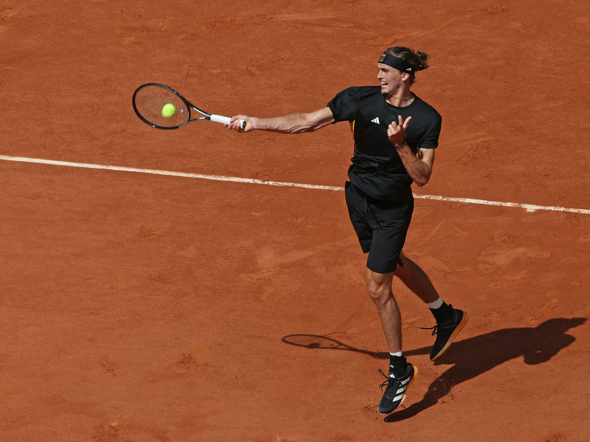 Alexander Zverev holt zum Schlag aus.