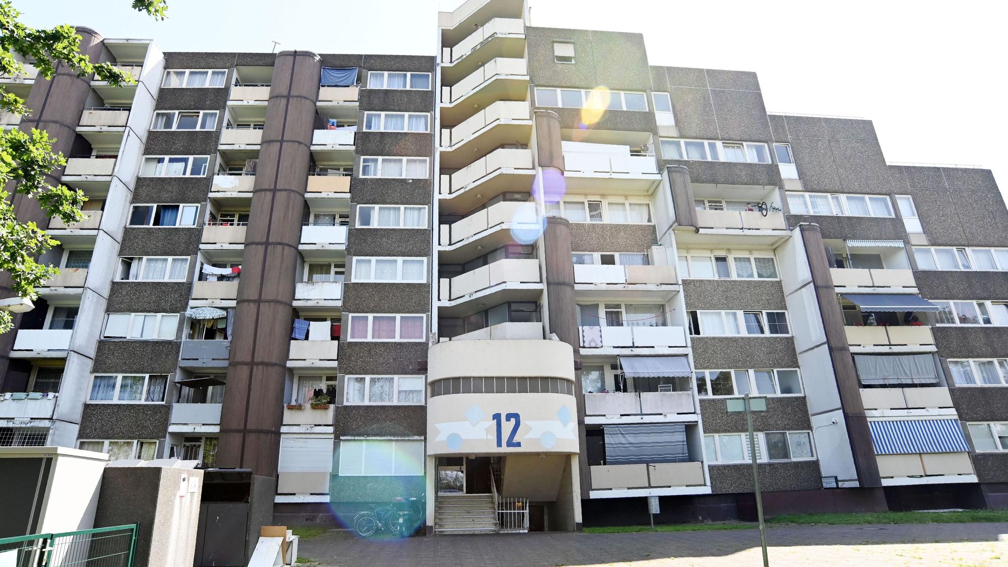 Ein Mehrfamilienhaus in Meschenich mit der Hausnummer 12.