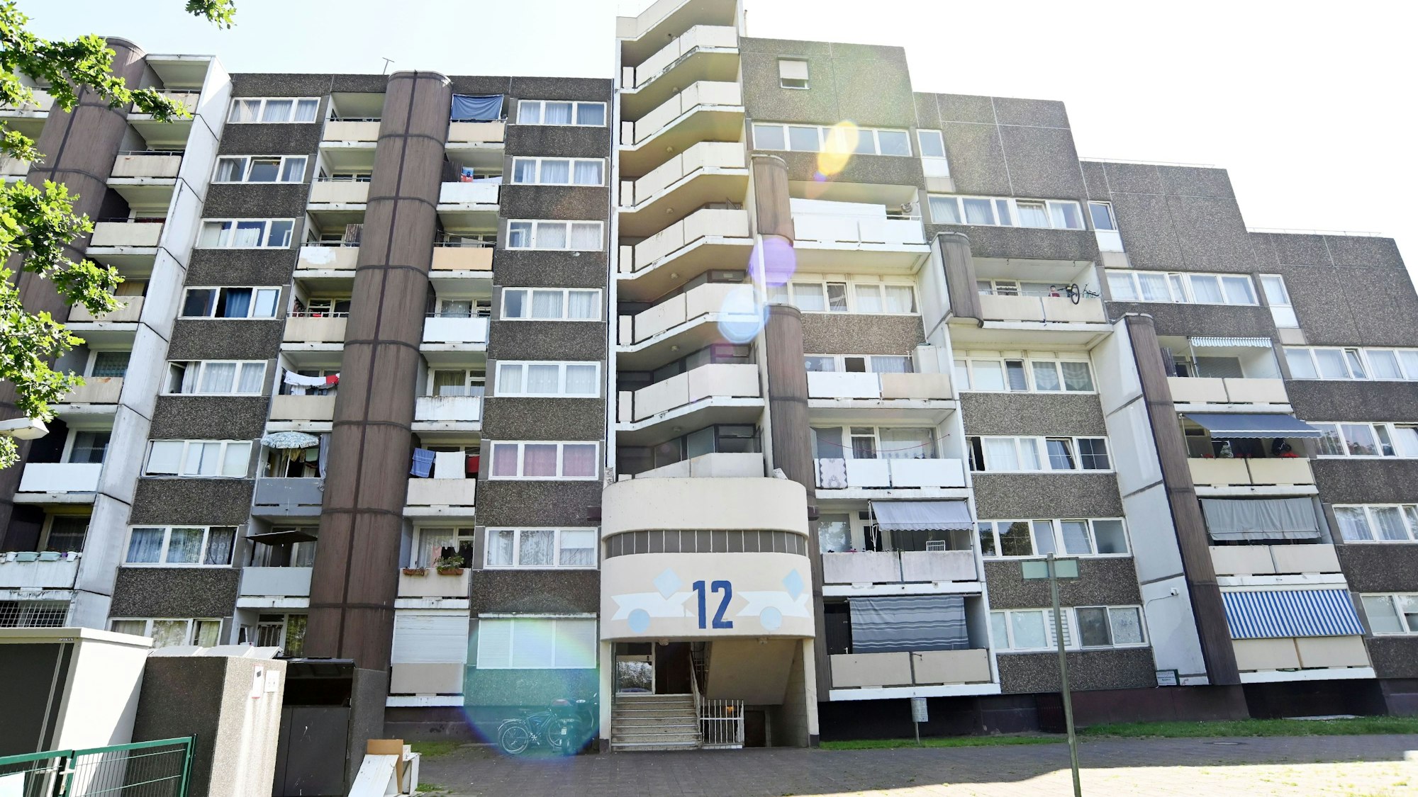 Ein Mehrfamilienhaus in Meschenich mit der Hausnummer 12.