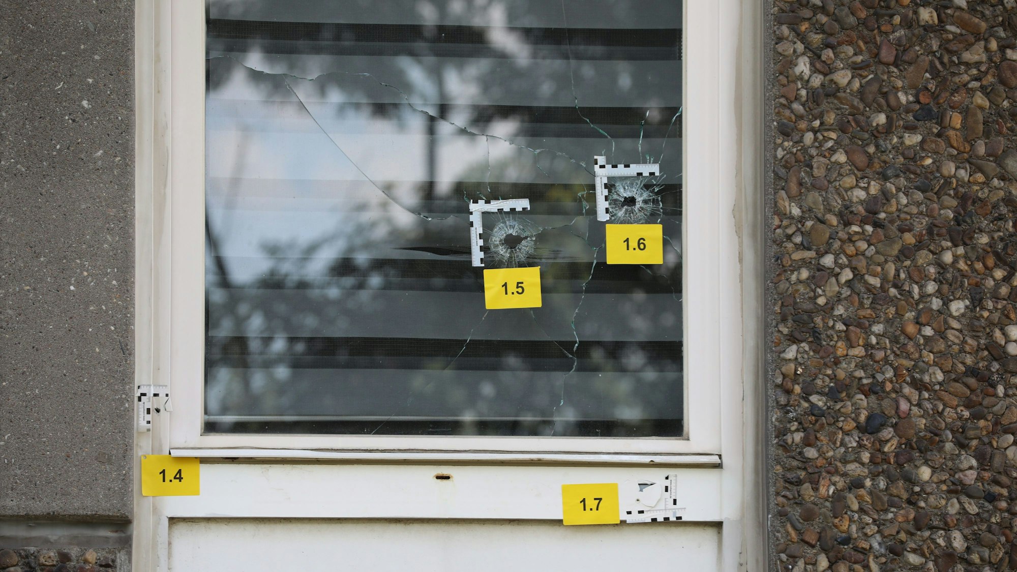 Das Foto vom 30. Juli 2024 zeigt Einschusslöcher an einem Fenster in Köln (Symbolfoto). Am Donnerstagabend (12. Dezember 2024) wurde auf ein Gebäude im Kölner Stadtteil Westhoven geschossen.