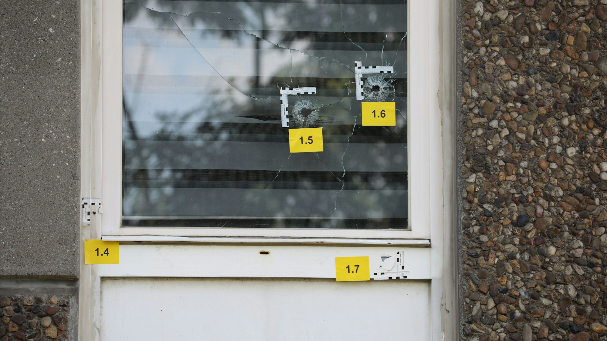 Einschusslöcher in einem Gebäude (Symbolfoto). In der Nacht zu Donnerstag wurde auf ein Wohnhaus in Wesseling geschossen.