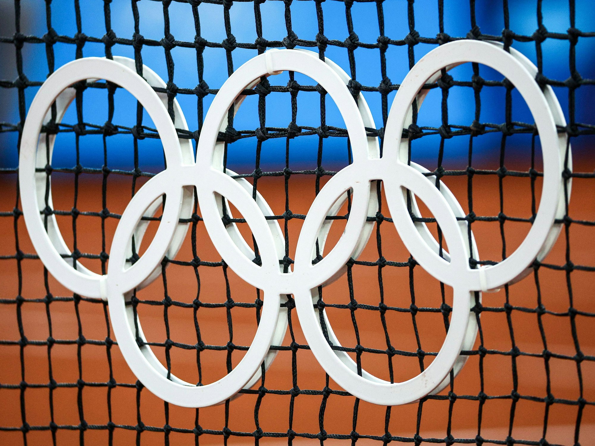 Die olympischen Ringe am Tennis-Netz im Stade Roland Garros.