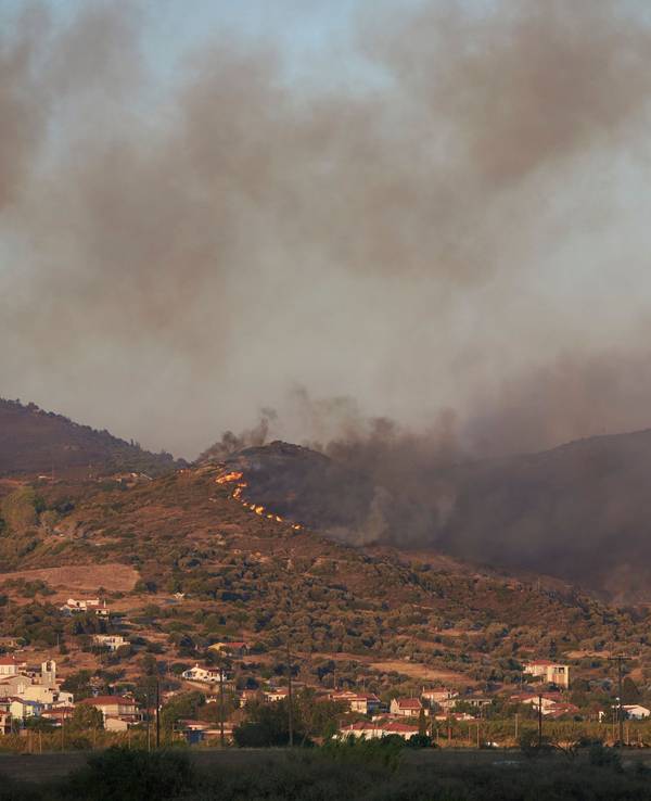 Feuerwehrleute und Hubschrauber versuchen, einen großen Flächenbrand im südlichen Teil der Insel Euböa (Griechenland) unter Kontrolle zu bringen. Das Foto wurde am 29. Juli 2024 aufgenommen.