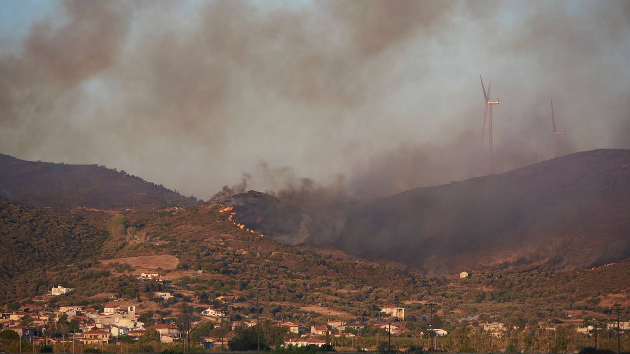 Feuerwehrleute und Hubschrauber versuchen, einen großen Flächenbrand im südlichen Teil der Insel Euböa (Griechenland) unter Kontrolle zu bringen. Das Foto wurde am 29. Juli 2024 aufgenommen.