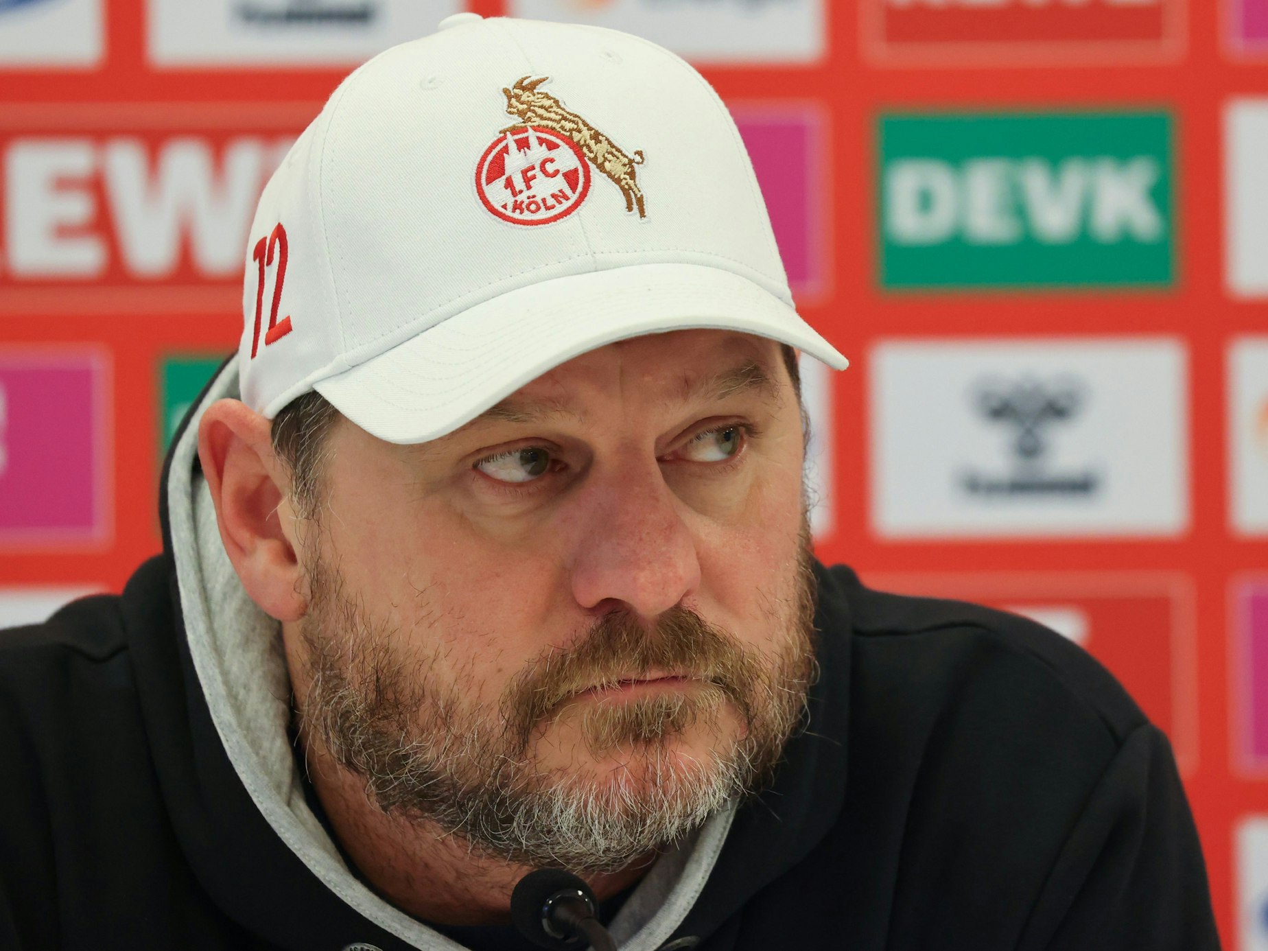 Der ehemalige Köln-Trainer Steffen Baumgart auf seiner letzten Pressekonferenz als FC-Coach am 19. Dezember 2023 im Geßbockheim.