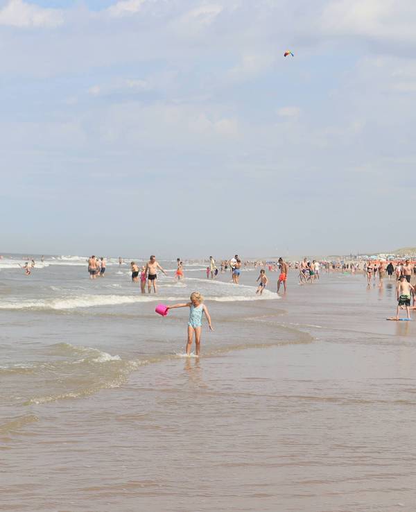 Am Strand von Noordwijk spielen Kinder im Wasser.
