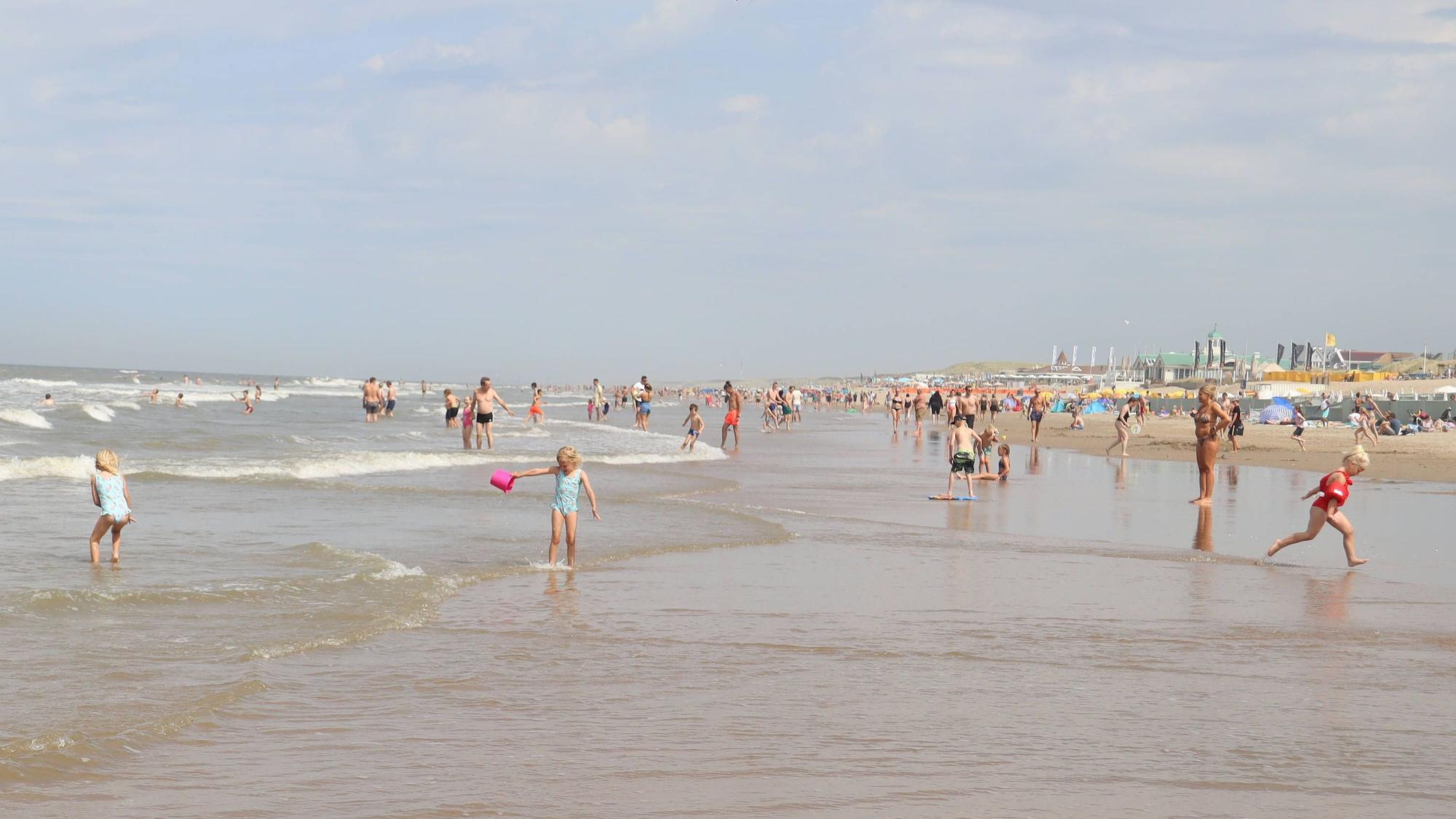 Am Strand von Noordwijk spielen Kinder im Wasser.