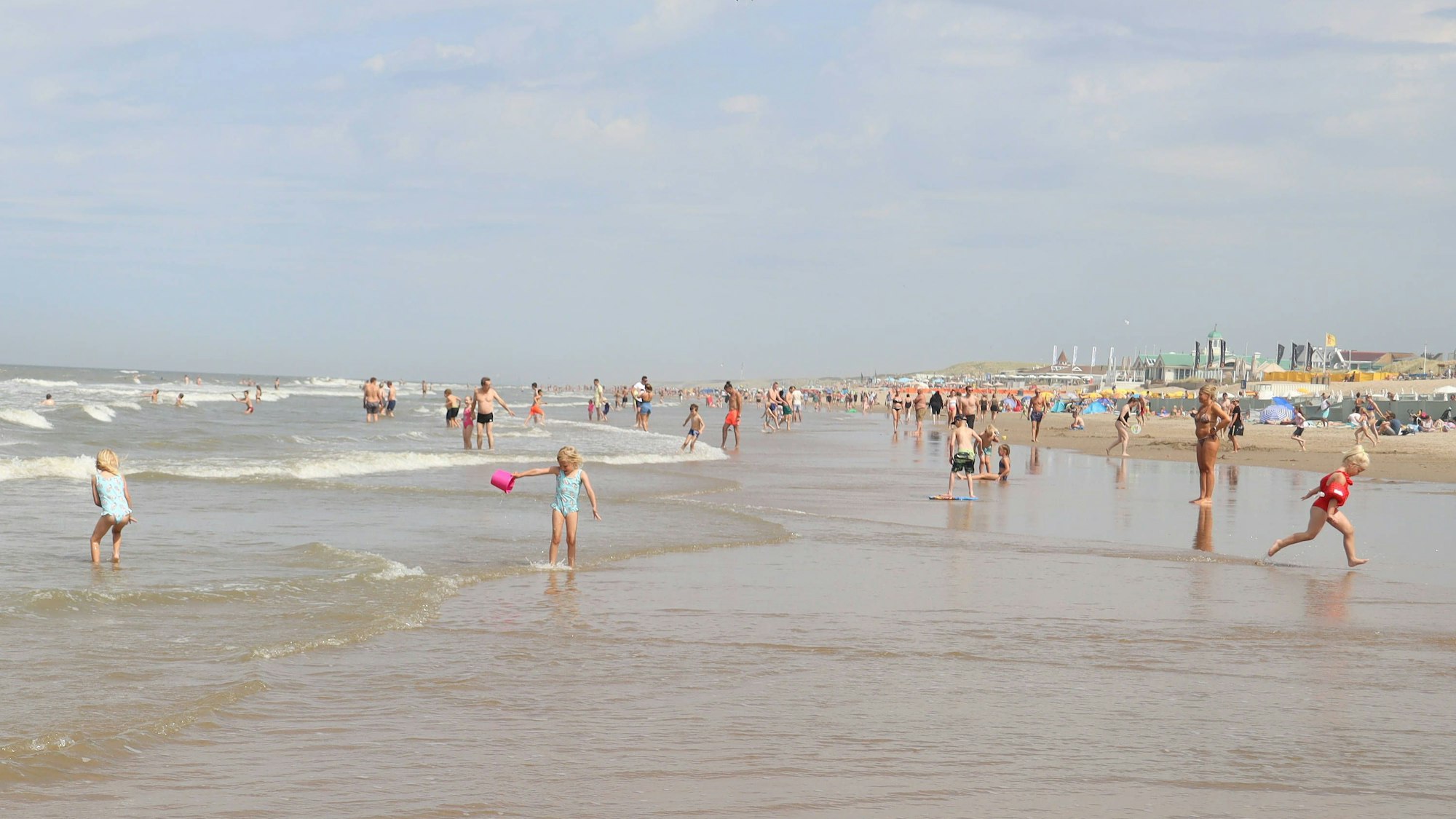 Am Strand von Noordwijk spielen Kinder im Wasser.