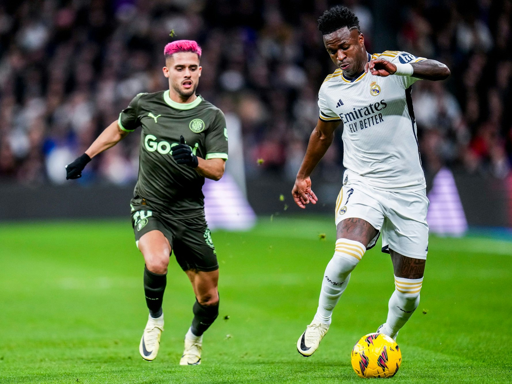 Vinicius Junior (r.) von Real Madrid kämpft mit Yan Couto von FC Girona um den Ball.