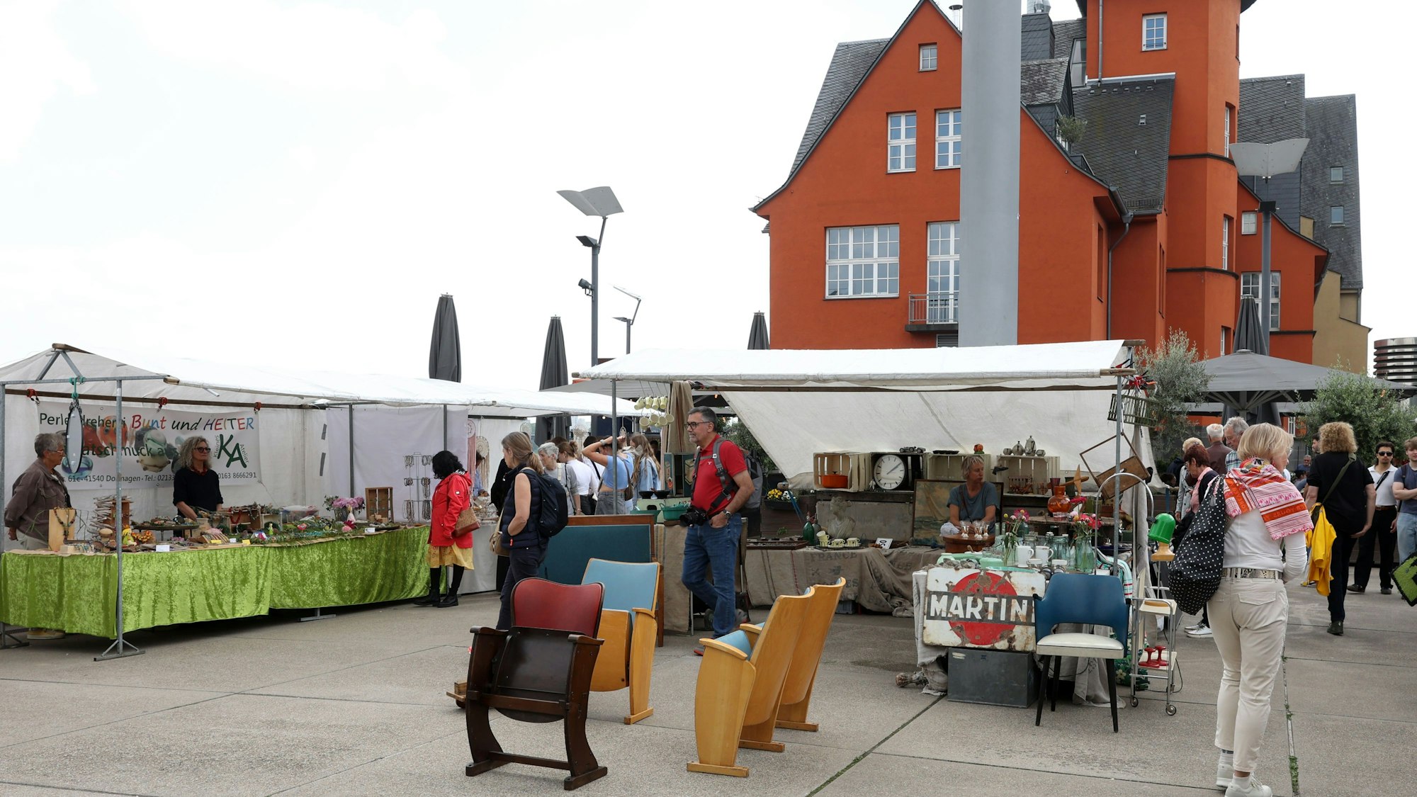 Im Rheinauhafen findet wieder das beliebte Weinfest statt. Das Symbolfoto zeigt den Lifestyle-Markt am 19. Mai 2024.