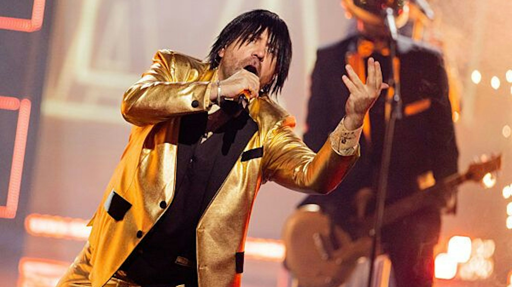 Ballermann-Star Ikke Hüftgold (48) singt auf der Bühne.