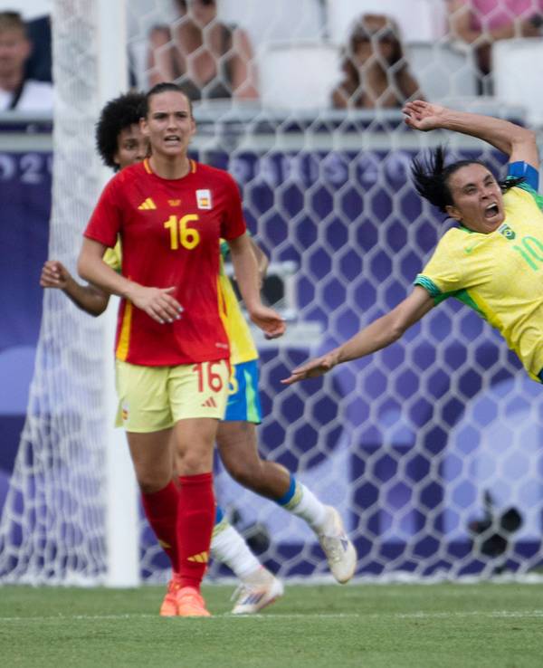 Brasilianische Fußballspielerin Marta mit erhobenen Bein.