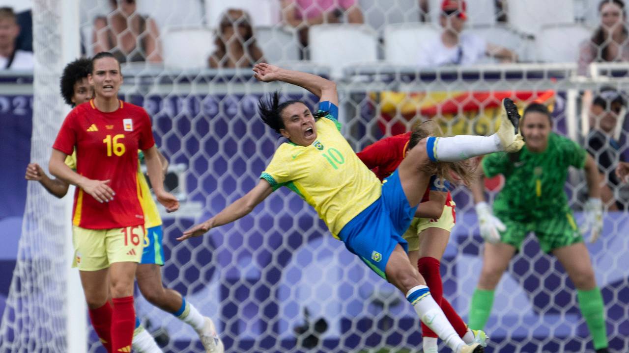 Brasilianische Fußballspielerin Marta mit erhobenen Bein.