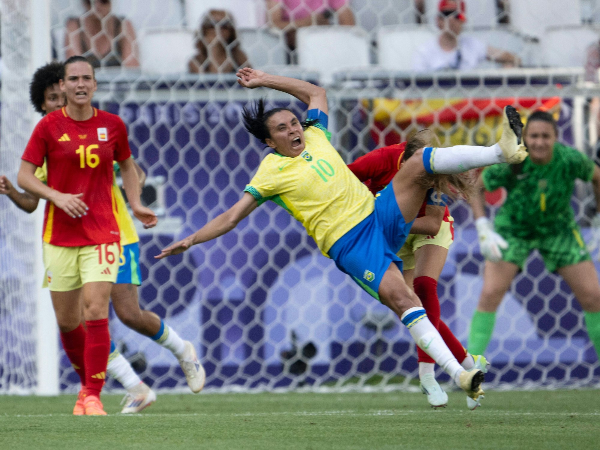 Brasilianische Fußballspielerin Marta mit erhobenen Bein.