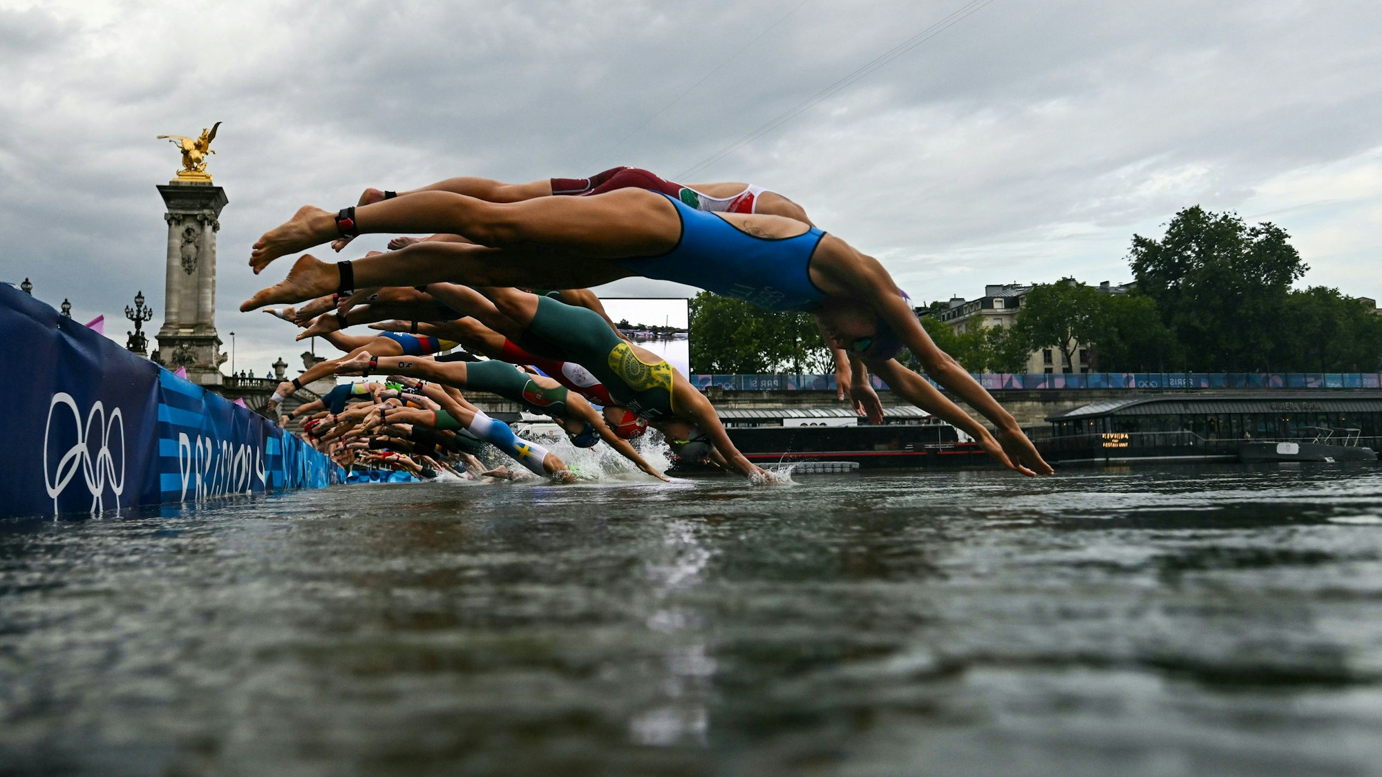 Der Triathlon-Start bei Olympia am 31. Juli 2024. So schön das Bild auch ist: Perfekte Bedingungen herrschten selbst während der Aufnahme nicht gerade vor.