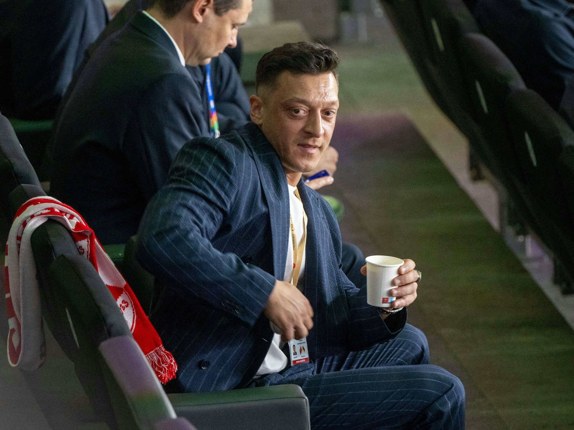Mesut Özil sitzt auf der Tribüne.