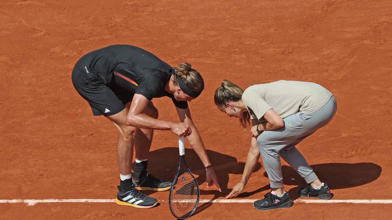 Alexander Zverev diskutiert mit Schiedsrichterin Amélie Tourte.