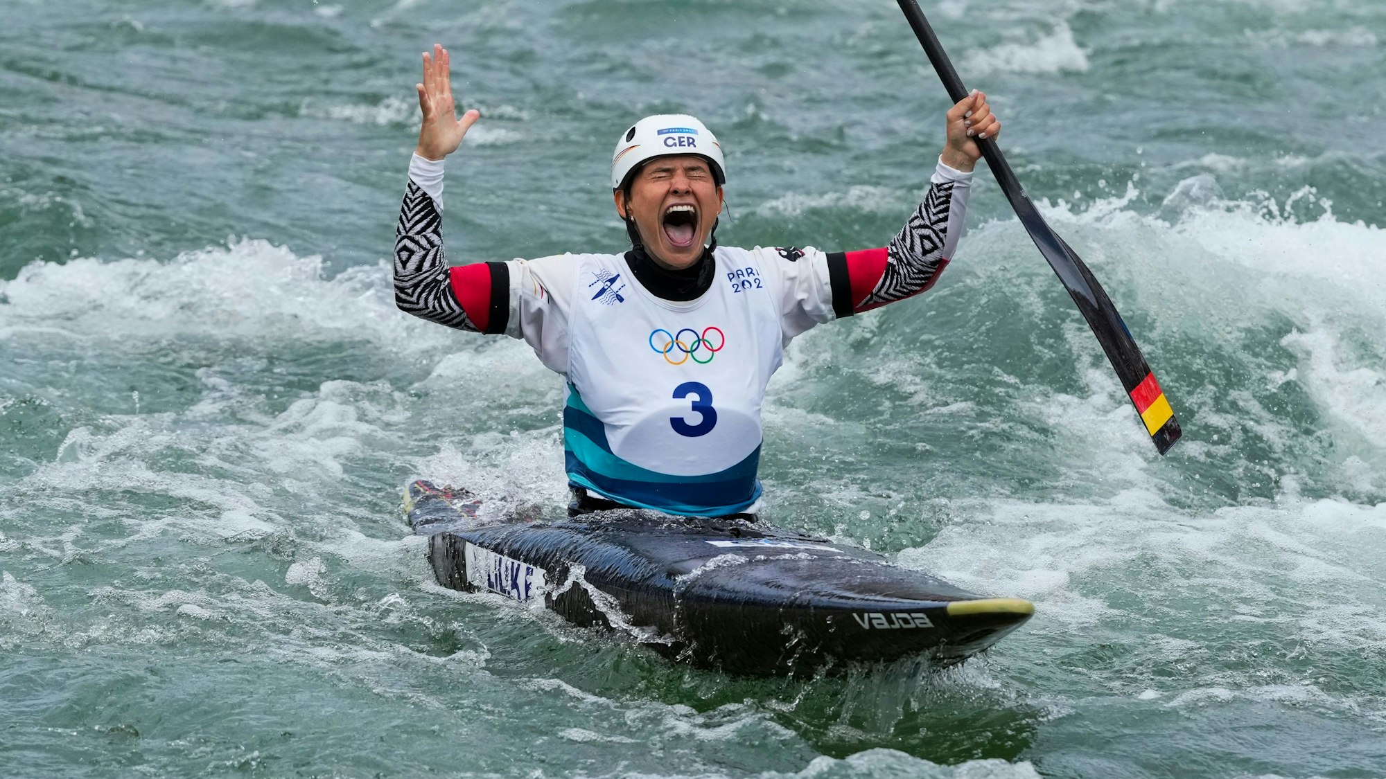 Elena Lilik jubelt nach ihrem starken Lauf im Olympia-Finale im Canadier.