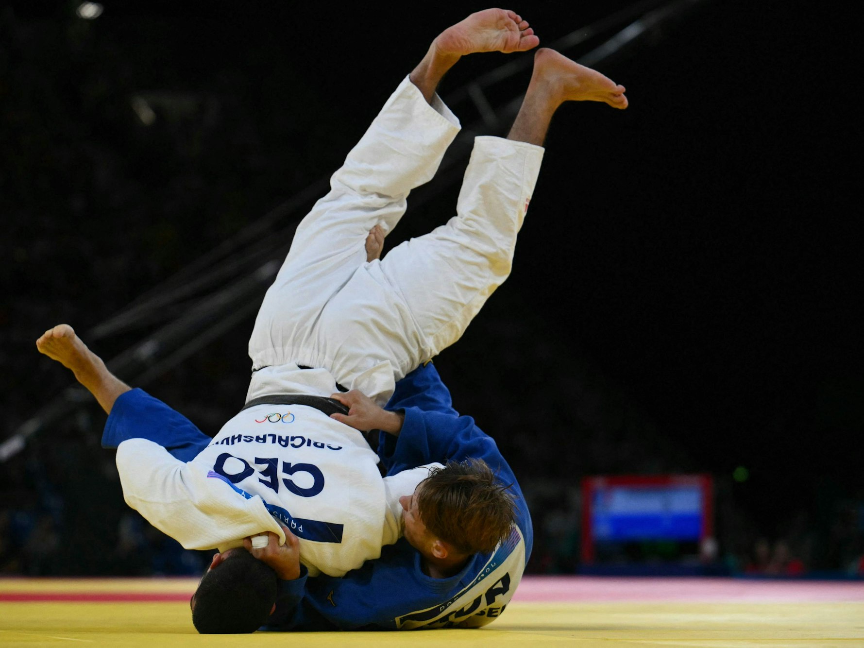 Mihail Latisev (r.) reißt Grigalashvili zu Boden.