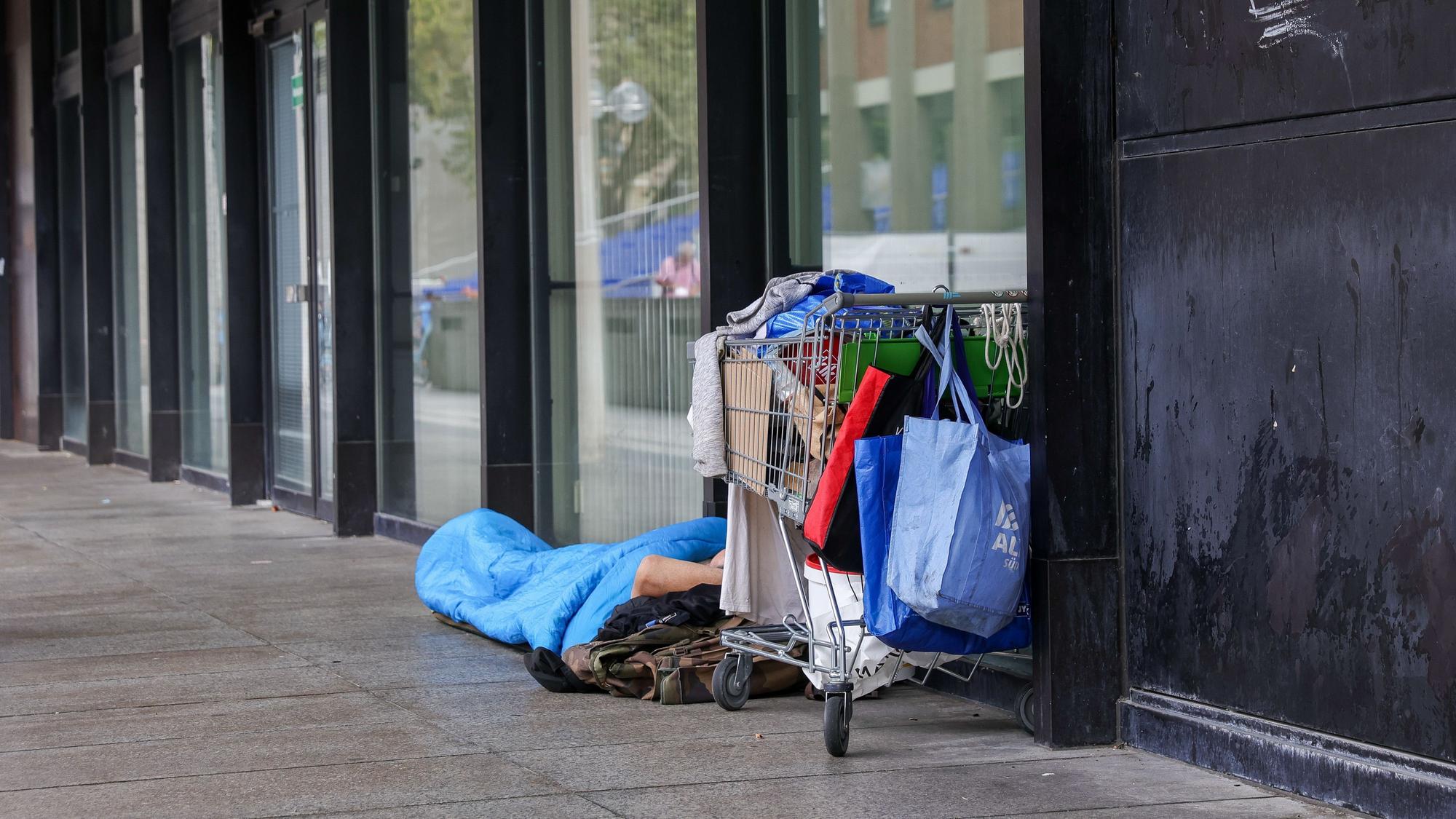 Eine obdachlose Person in Köln (Archivfoto)