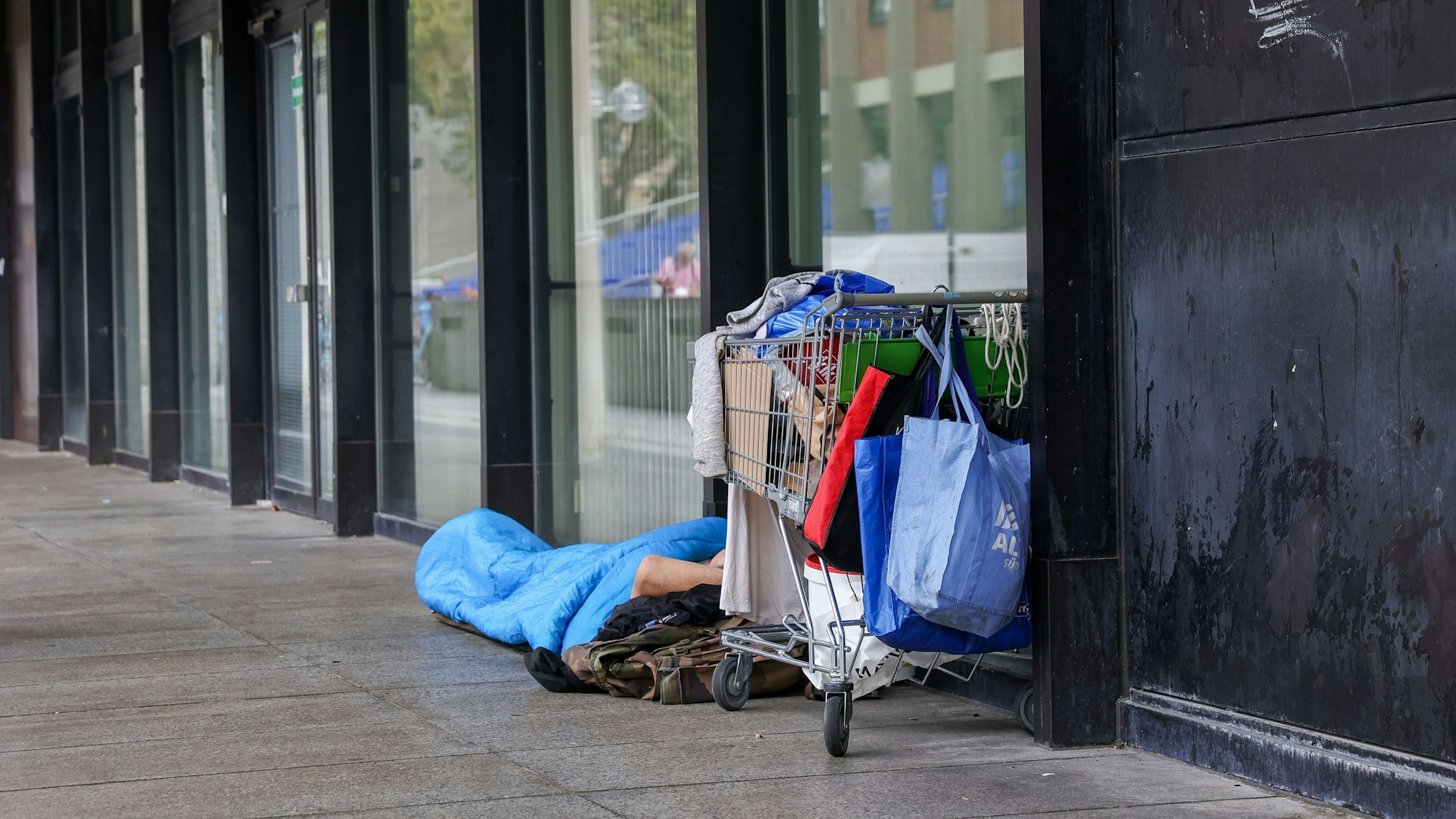 Eine obdachlose Person in Köln (Archivfoto)