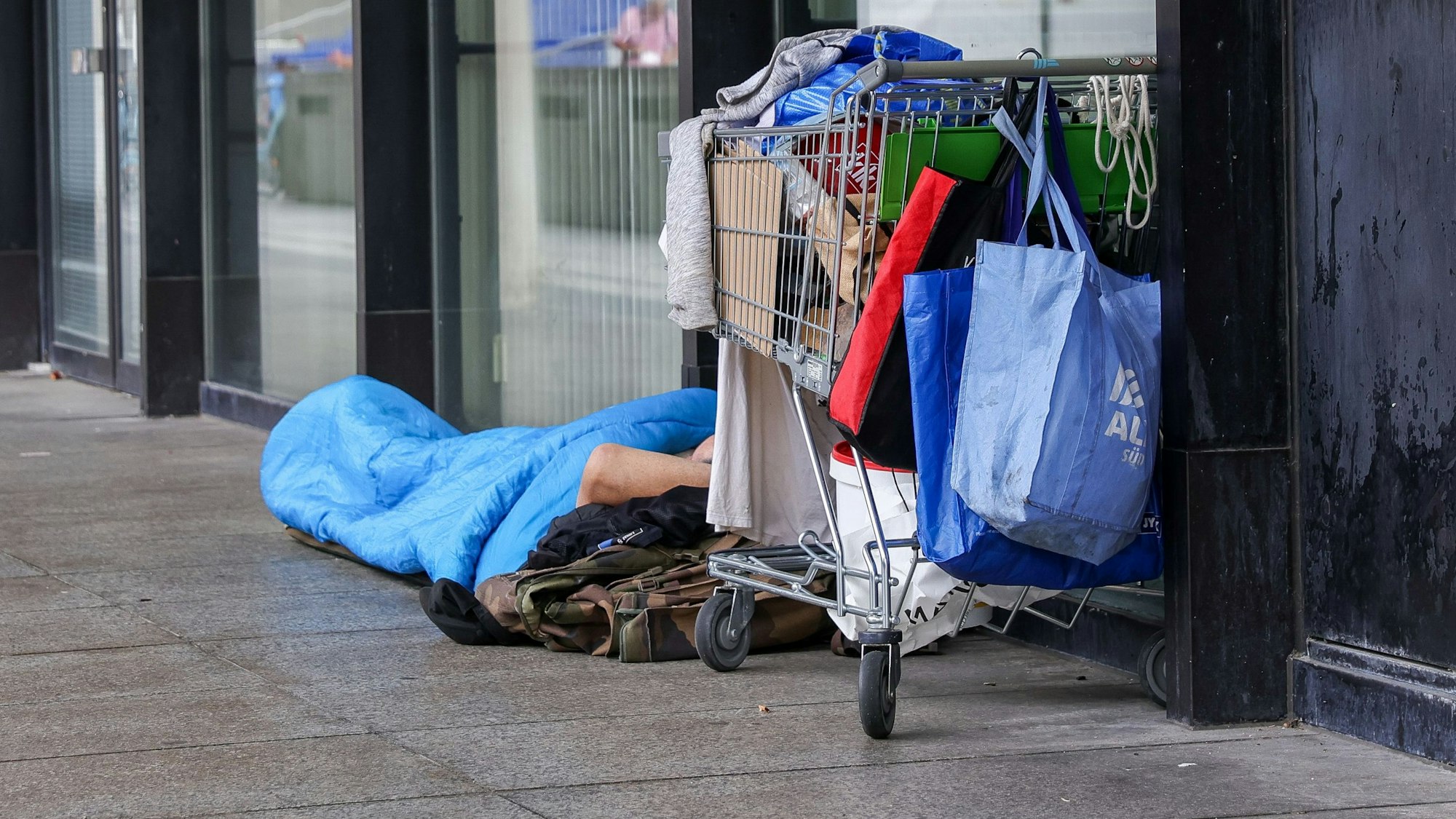 Ein Obdachloser liegt am Römisch Germanischen Museum.