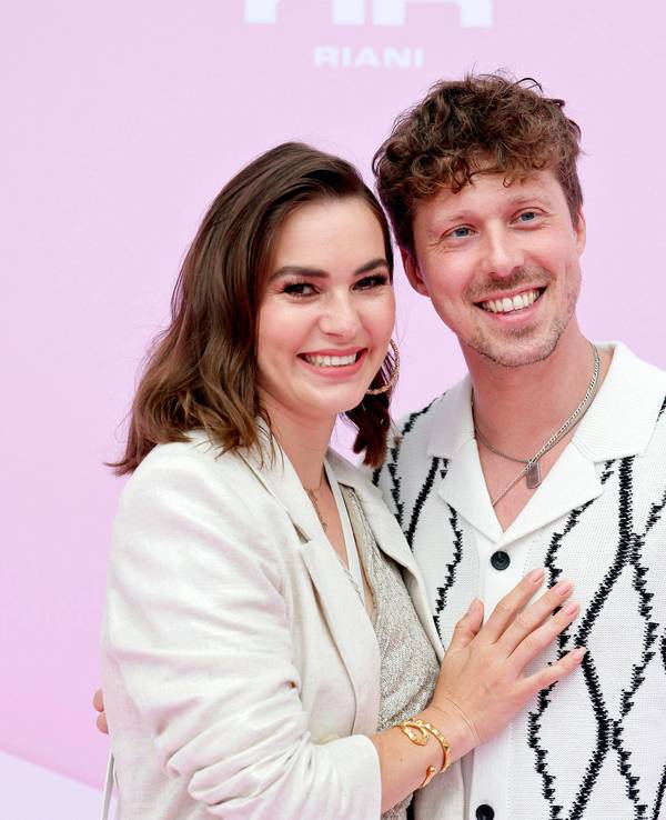 Renata und Valentin Lusin posieren für die Kamera.