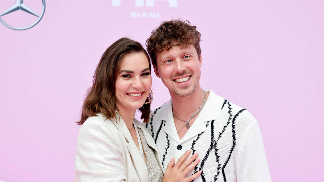 Renata und Valentin Lusin posieren für die Kamera.