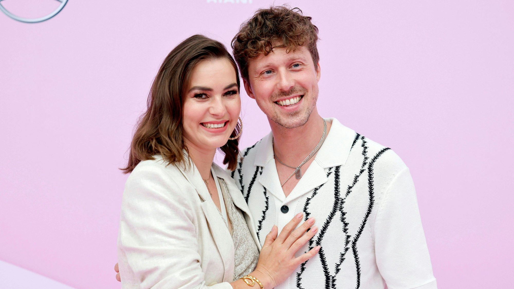 Renata und Valentin Lusin posieren für die Kamera.