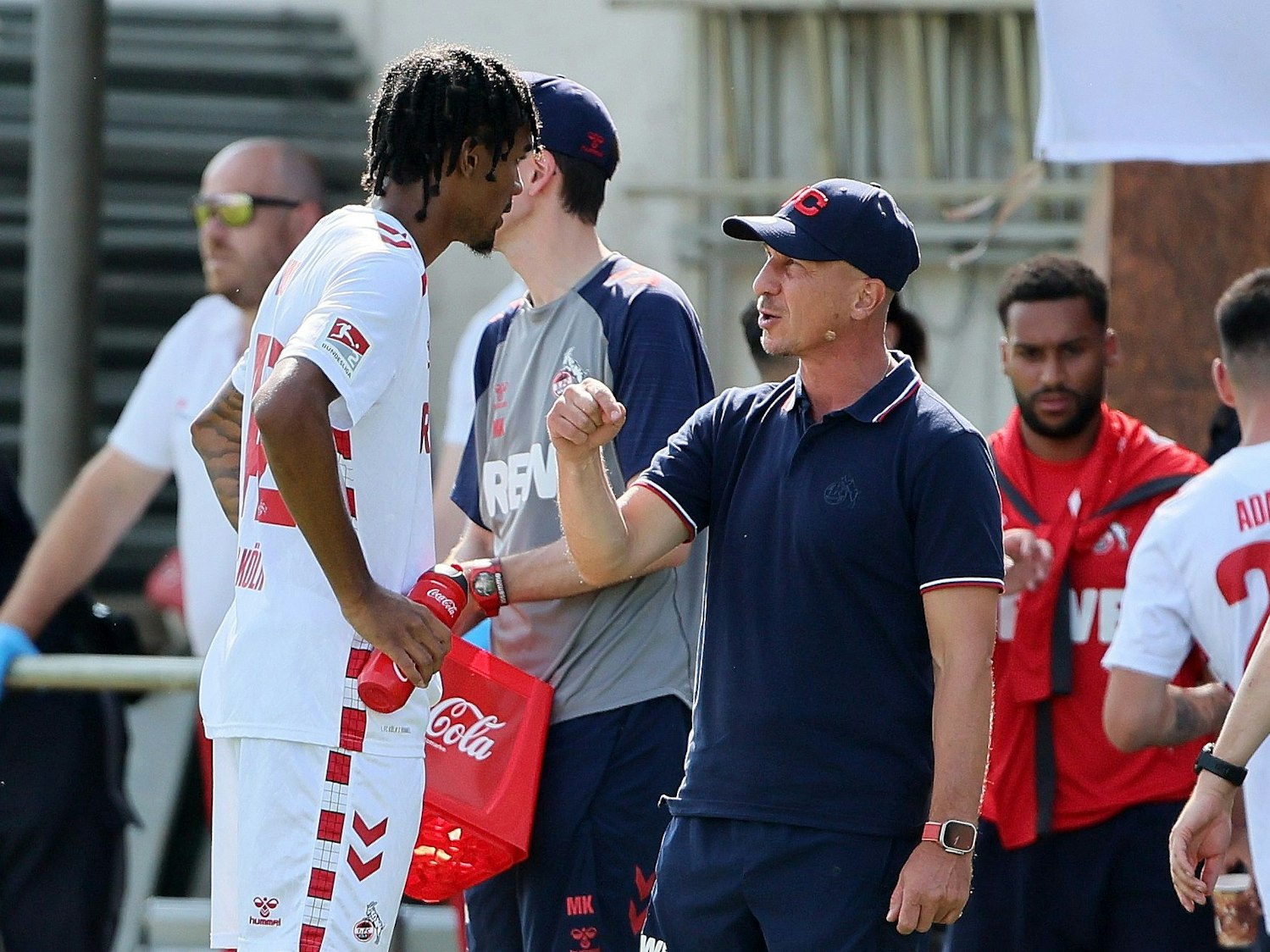 FC-Trainer Gerhard Struber spricht im Testspiel gegen Swansea City (24. Juli 2024) mit Stürmer Damion Downs.