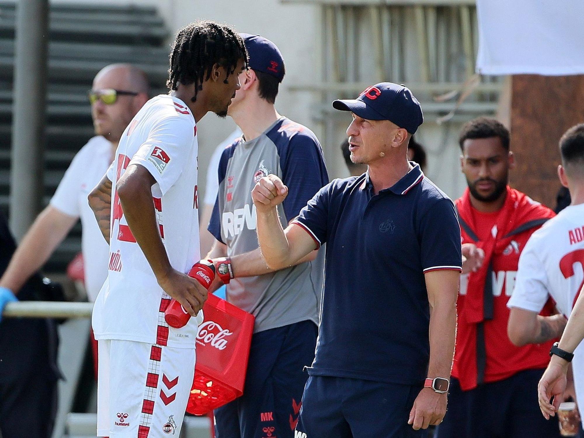 FC-Trainer Gerhard Struber spricht im Testspiel gegen Swansea City (24. Juli 2024) mit Stürmer Damion Downs.