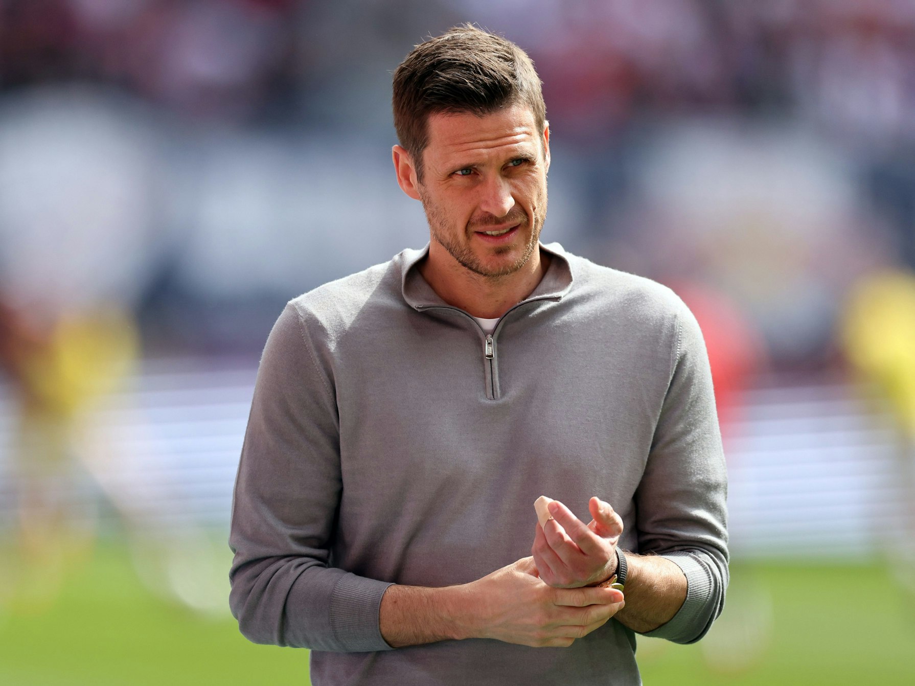 Sebastian Kehl, Sportdirektor von Borussia Dortmund, kommt in das Stadion.