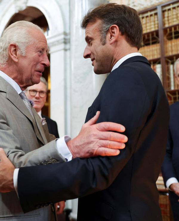 Der britische König Charles III. begrüßt Emmanuel Macron.