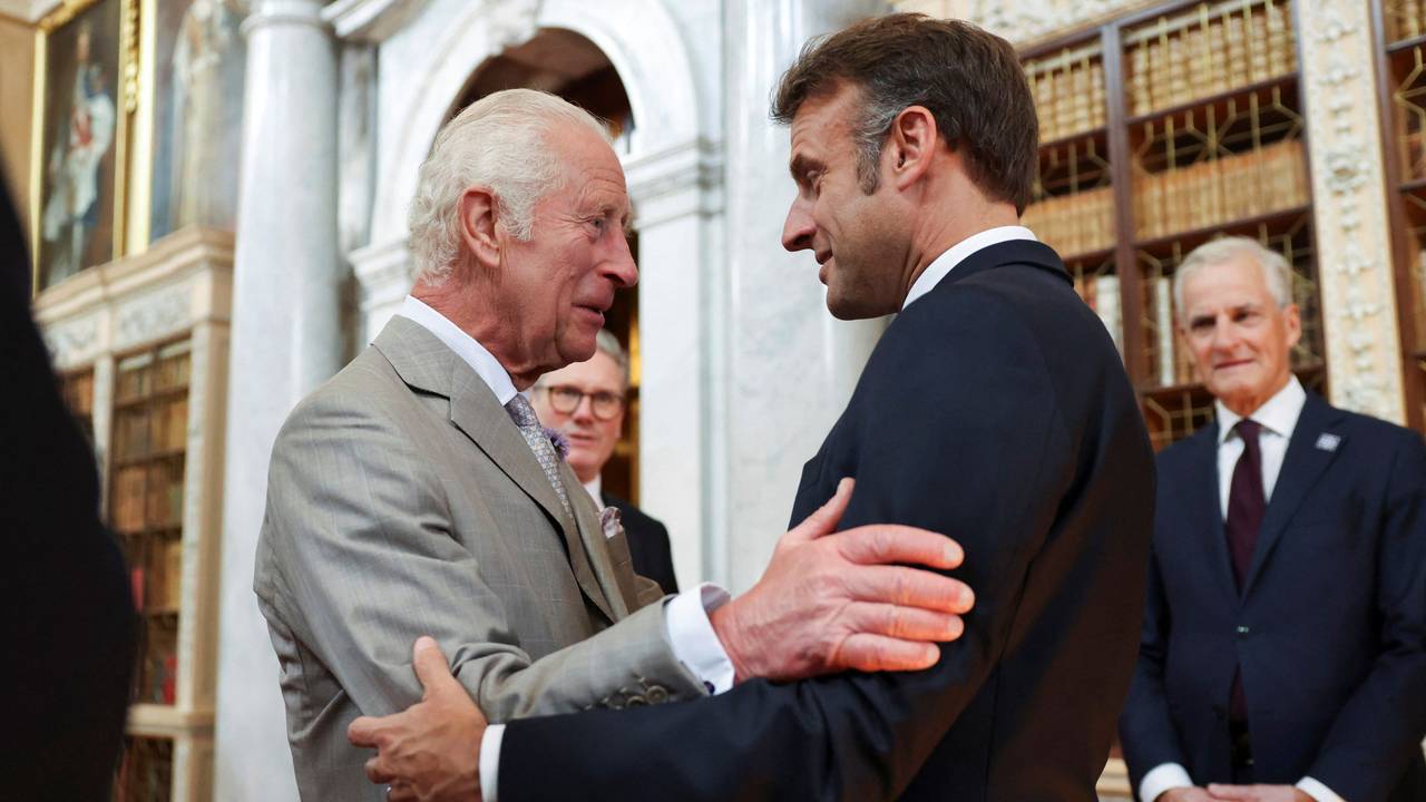 Der britische König Charles III. begrüßt Emmanuel Macron.