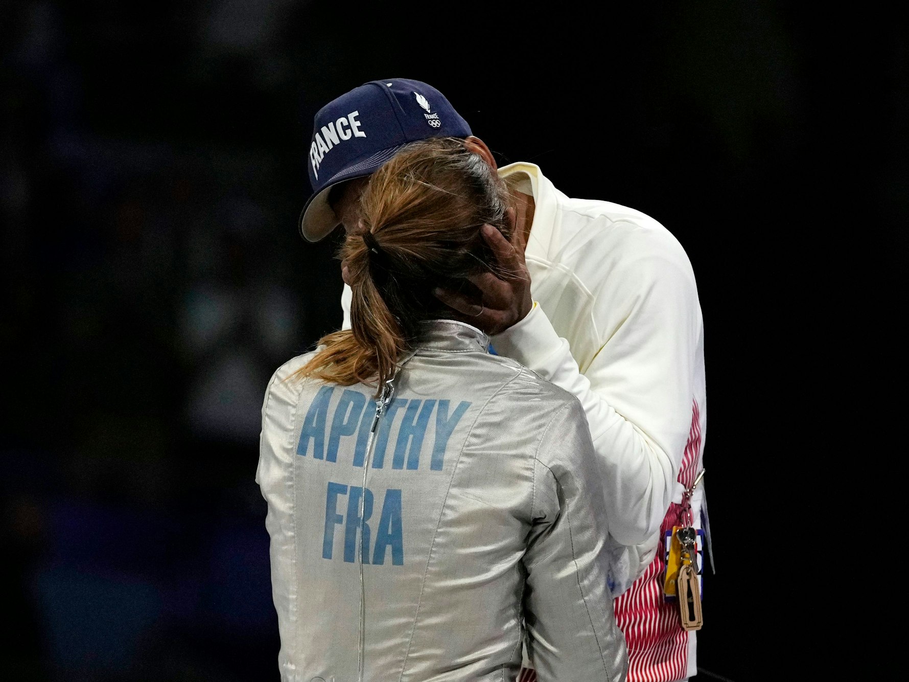 Manon Apithy-Brunet küsst unmittelbar nach ihrem Olympiasieg ihren Ehemann Bolade Apithy.