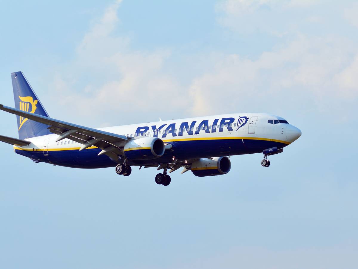 Ein Flugzeug der Fluggesellschaft Ryanair in der Luft.