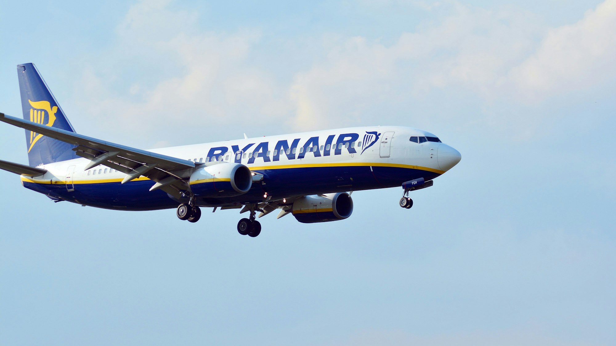 Ein Flugzeug der Fluggesellschaft Ryanair in der Luft.