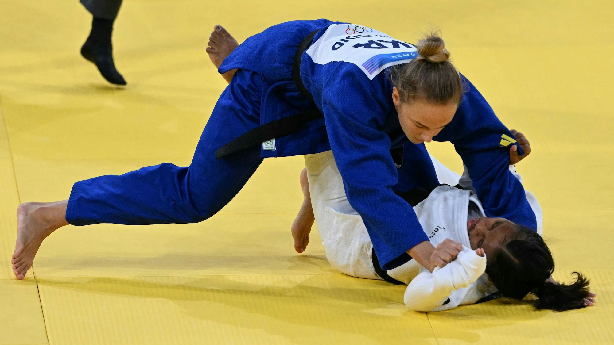 Daria Bilodid wirft Nera Tiebwa zu Boden.