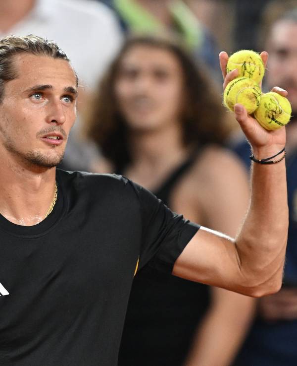 Alexander Zverev schoss nach seinem Achtelfinal-Sieg noch ein paar Bälle zu den Fans.