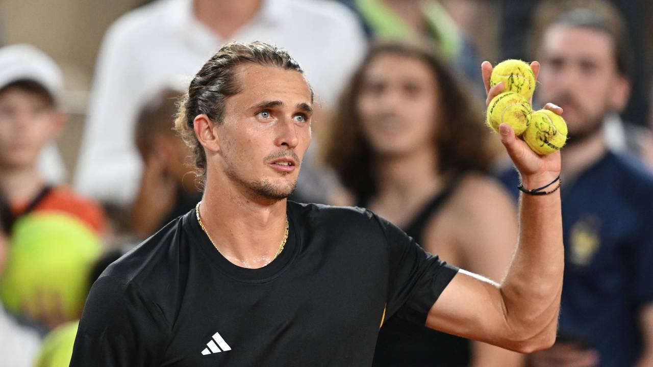 Alexander Zverev schoss nach seinem Achtelfinal-Sieg noch ein paar Bälle zu den Fans.