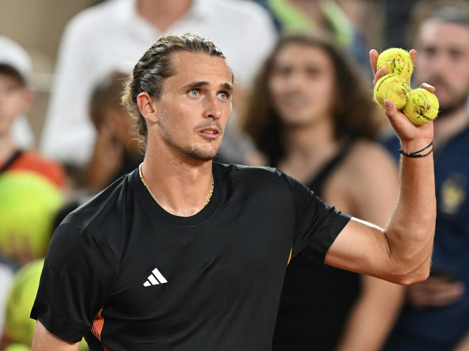 Alexander Zverev schoss nach seinem Achtelfinal-Sieg noch ein paar Bälle zu den Fans.