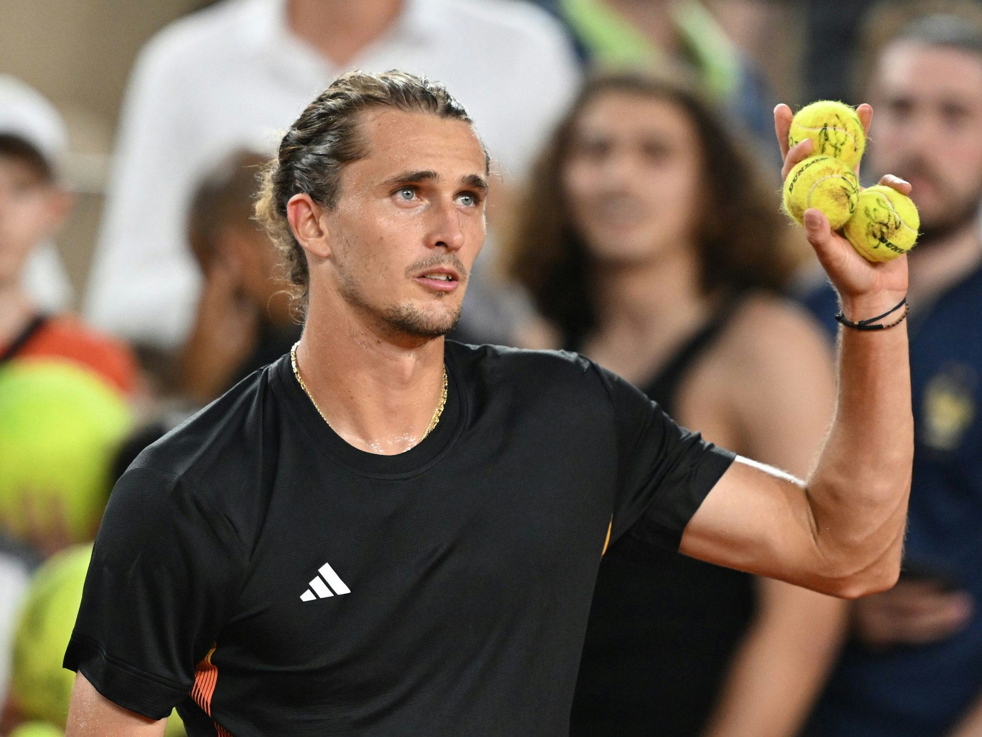 Alexander Zverev schoss nach seinem Achtelfinal-Sieg noch ein paar Bälle zu den Fans.